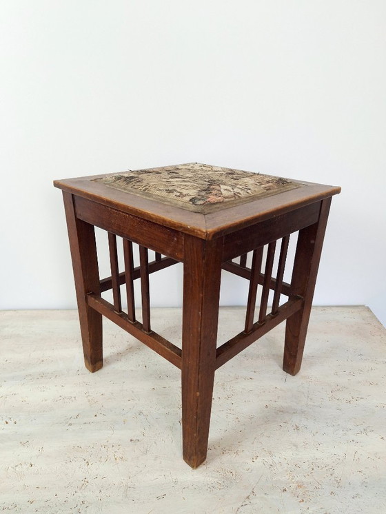 Image 1 of Chaise d'appoint vintage en bois avec dessus en tapisserie / Petit tabouret d'appoint du milieu du siècle des années 196