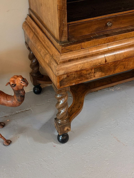 Image 1 of Armoire vintage en noyer