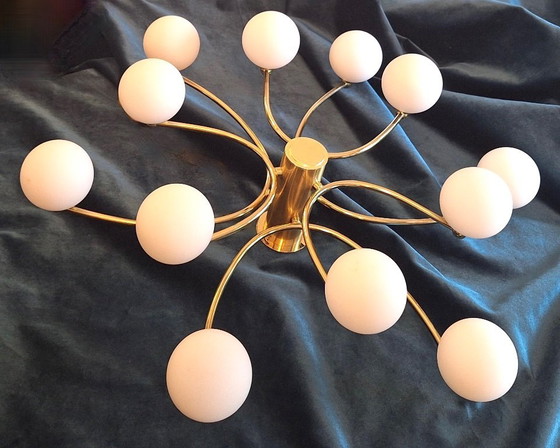 Image 1 of Grote vintage Helestra kroonluchter met 12 melkglazen bollen op een messing frame
