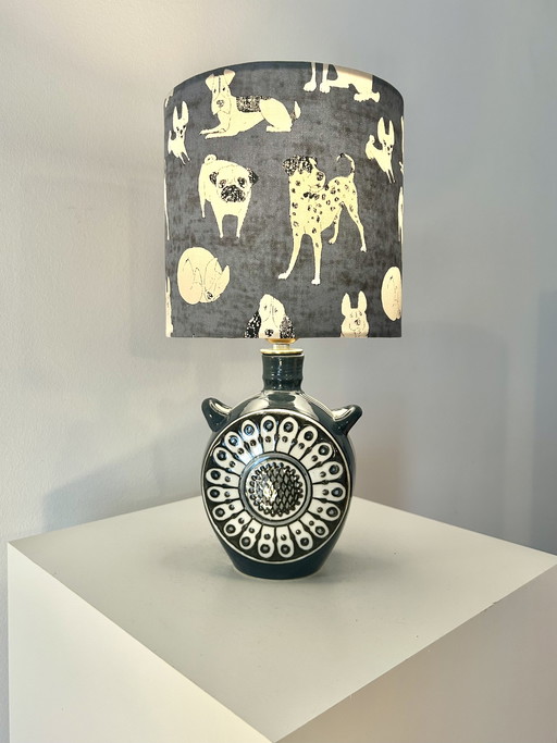 Une lampe de table sans fil très charmante, fabriquée à partir d'un vase en faïence des années 1950/60.
