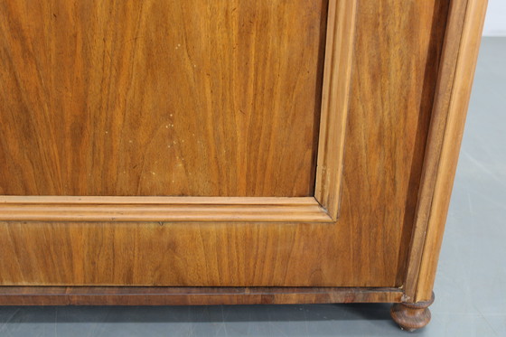 Image 1 of Gabinete antiguo con acabado en nogal, Checoslovaquia