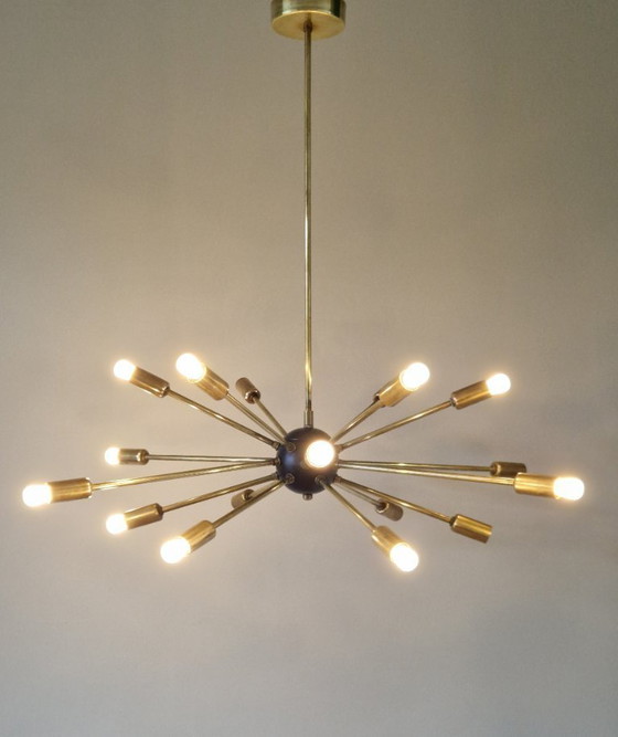 Image 1 of Lustre vintage de style Stilnovo, design italien du milieu du XXe siècle, années 1960, en laiton