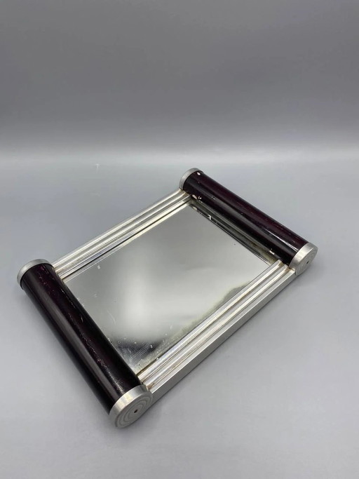 Klein serveerblad in Art Deco-stijl, gemaakt van aluminium, spiegelend materiaal en zwart gedraaid hout.