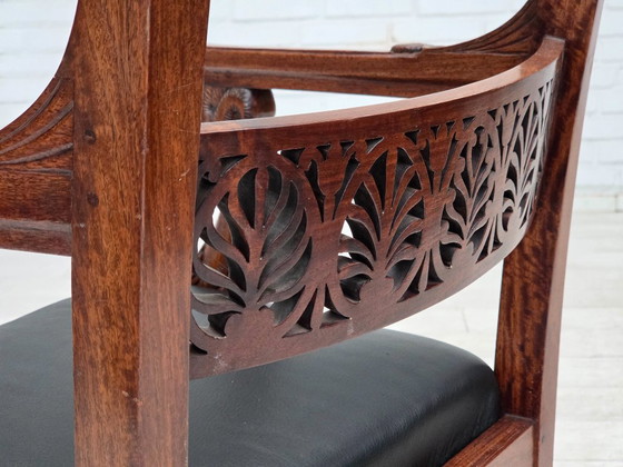 Image 1 of Jaren 1920-1930, Set van 2 fauteuils, ontwerp naar Georges Jacob, gesneden teakhout, leer, opnieuw gestoffeerd.