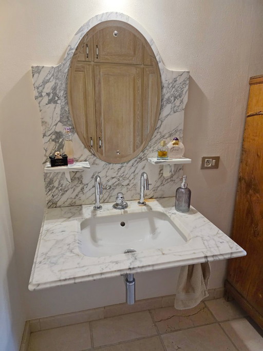 Marble washbasin with mirror