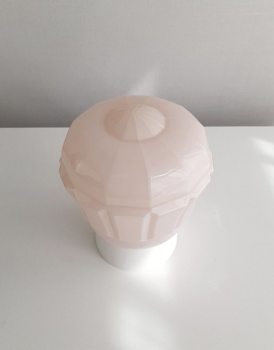 Image 1 of 1 van 3 oud roze glazen plafondlampen van Thabur in Den Haag, medium variant, art deco lamp glazen bol; NOG 3 BESCHIKBAAR