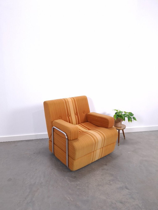 70er Jahre ausziehbarer Lounge Sessel – Ockergelb braun gestreift mit Chromrohrrahmen, Schlafsofa, Stuhl 2