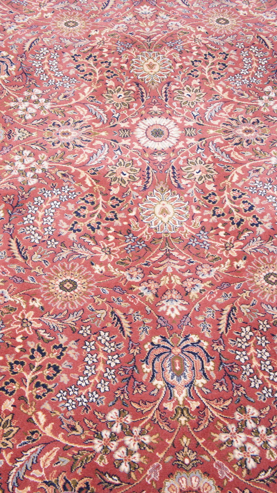 Image 1 of Groot roze/ rood wollen oosters vloerkleed 345x250cm