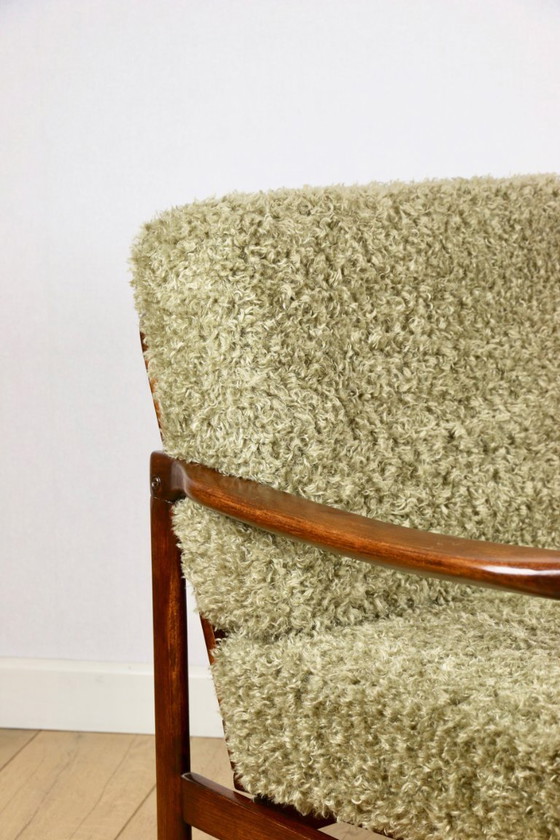 Image 1 of Fauteuil vintage en bois marron, cheveux longs vert olive, design de Z. Bączyk - 2 exemplaires disponibles