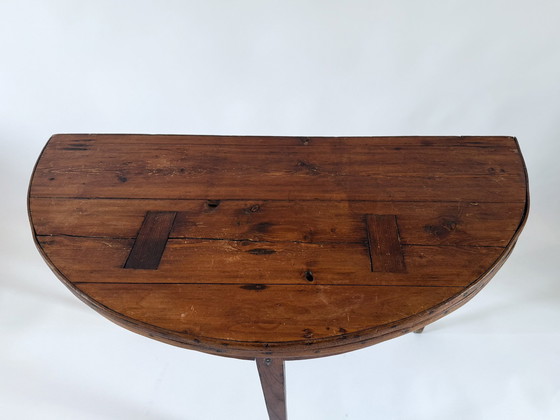 Image 1 of Table demi-lune en pin du XIXe siècle