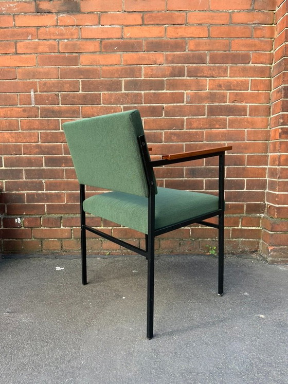 Poltrona Vintage di Carattere con Struttura in Acciaio Nero, Braccioli in Teak e Verde Bosco Intenso (photo 6 of 8)