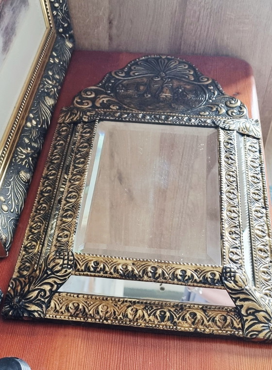 Image 1 of Antiker niederländischer Brautspiegel aus abgeschrägtem, geprägtem Messing