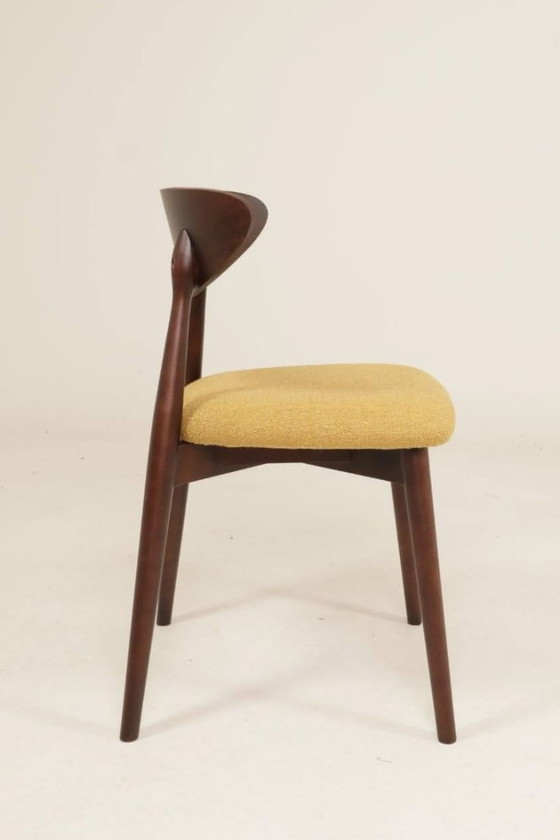 Image 1 of Set moderno di 4 sedie da pranzo, in bouclé color ocra e legno di faggio noce scuro.