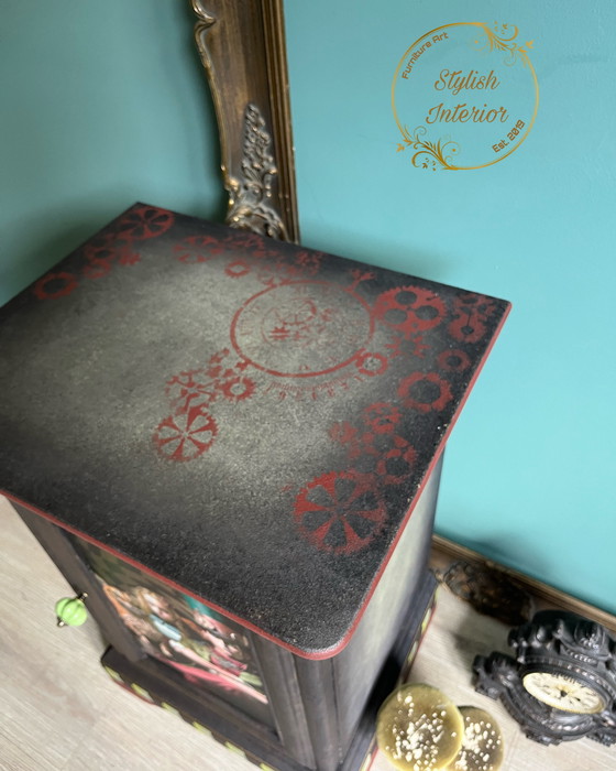 Image 1 of Nachttisch dunkel Alice im Wunderland