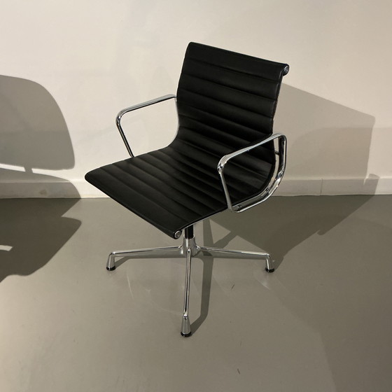 Image 1 of Vitra Eames EA 104