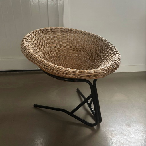 Fauteuil lounge, structure en métal noir, panier en rotin, Rohé Noordwolde, années 1950