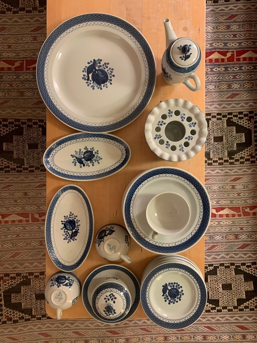 Porcelein Servies Uit Denemarken. Fajance Royal Copenhagen. Keramiek. Blue Rose Pattern. Blue Latin Trim. Scandinavisch Aardewer