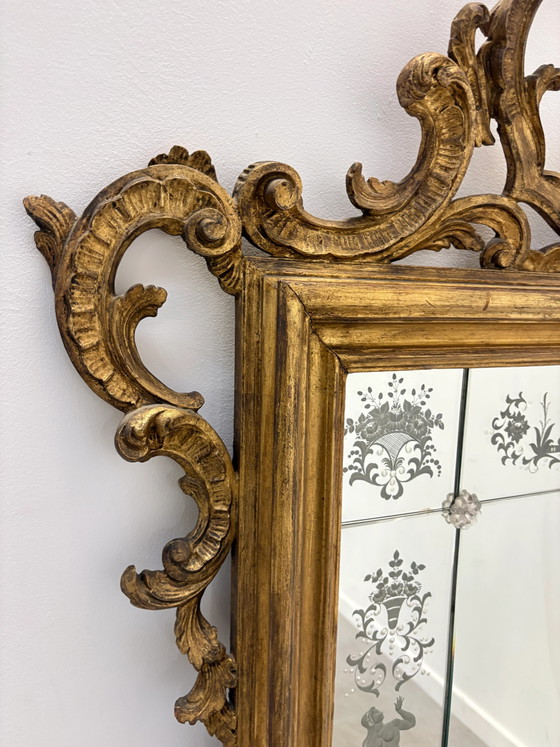 Grande Specchio Rococò Veneziano in Legno Dorato con Vetro Inciso (foto 7 di 9)