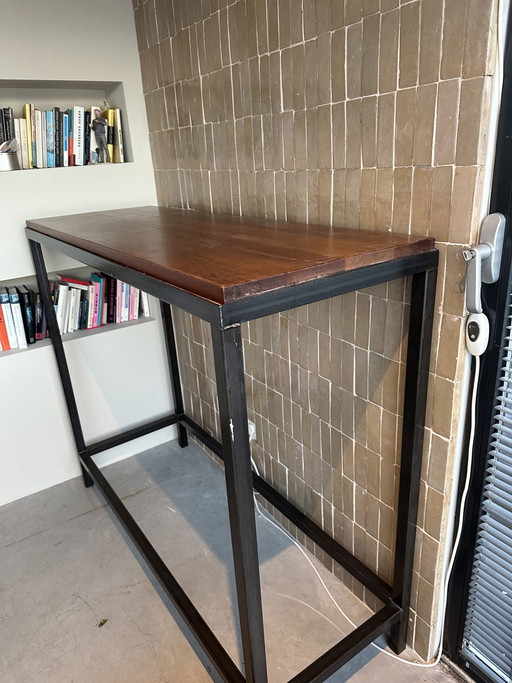 Mesa de bar moderna y robusta
