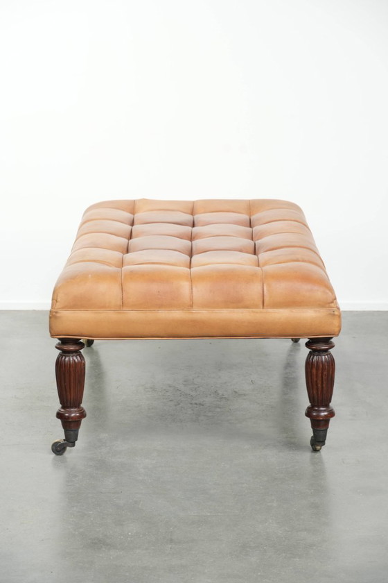 Image 1 of Grand pouf/table basse XXL en peau de mouton sur roulettes, de style Chesterfield anglais classique.