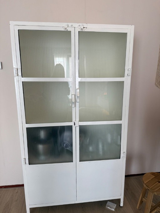 Weißer Metall-Apothekerschrank im Vintage-Stil