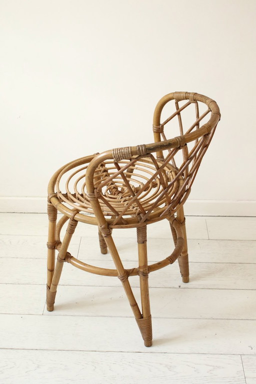 Beistellstuhl aus Rattan mit Netzrückenlehne, ca. 1970.