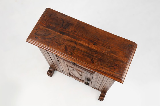 Image 1 of Armario belga de una sola puerta, tallado a mano, del siglo XVI en roble macizo.