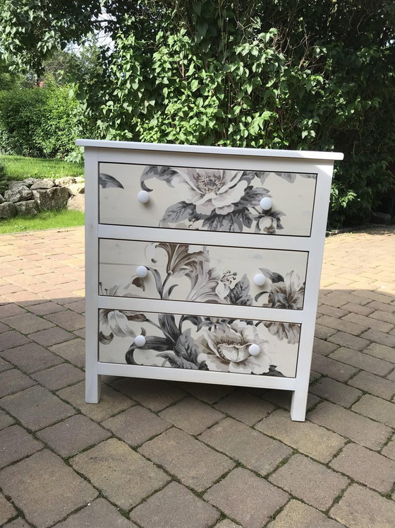 Chest of Drawers with Flower Pattern (photo 5 of 8)