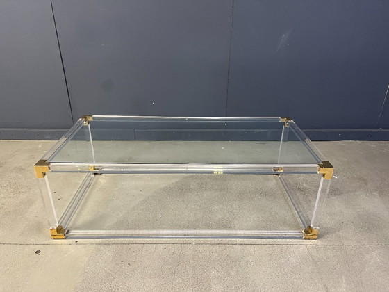 Image 1 of Tavolino da caffè vintage in ottone e lucite nello stile di Charles Hollis Jones, anni '70