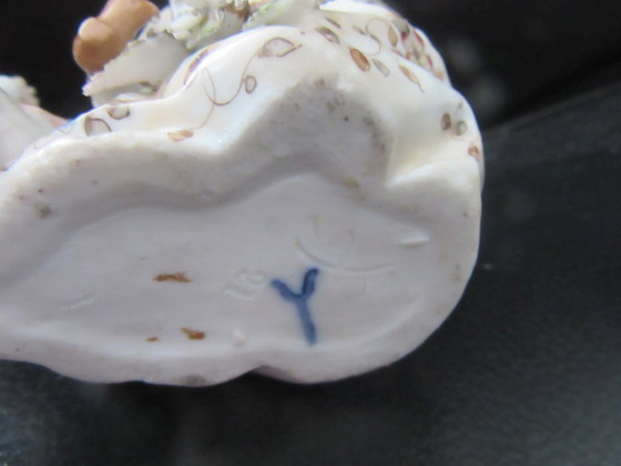 Image 1 of Jarrón antiguo con forma de concha, decorado con un elfo/bufón/niño y un pájaro - Volkstedt