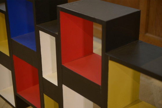Image 1 of Plank 1960: een hedendaagse picturale interventie in de stijl van Piet Mondrian.