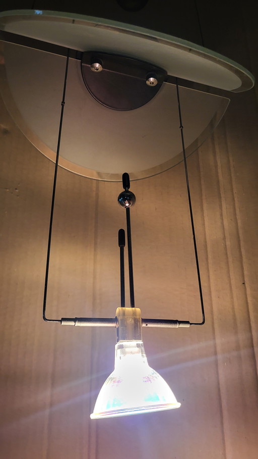 Lampada da soffitto minimalista in stile Artemide