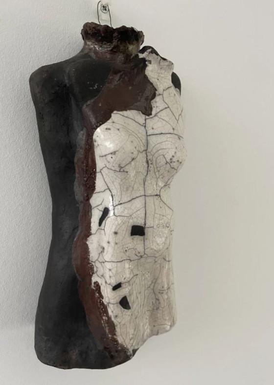 Image 1 of Torse féminin sculpté en céramique – glaçure raku