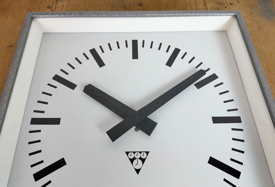 Image 1 of Graue, quadratische Wanduhr im Industriestil von Pragotron, 1970er Jahre