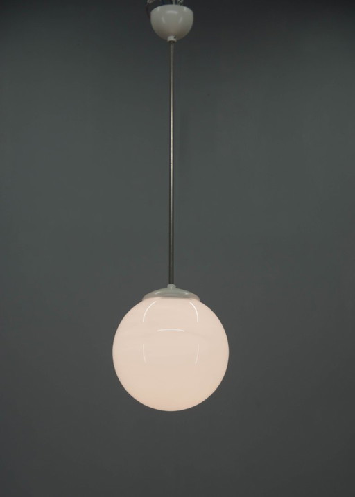 Hanglamp met opaalglazen bol uit de jaren 1940 | Vintage plafondlamp | Opnieuw bedraad