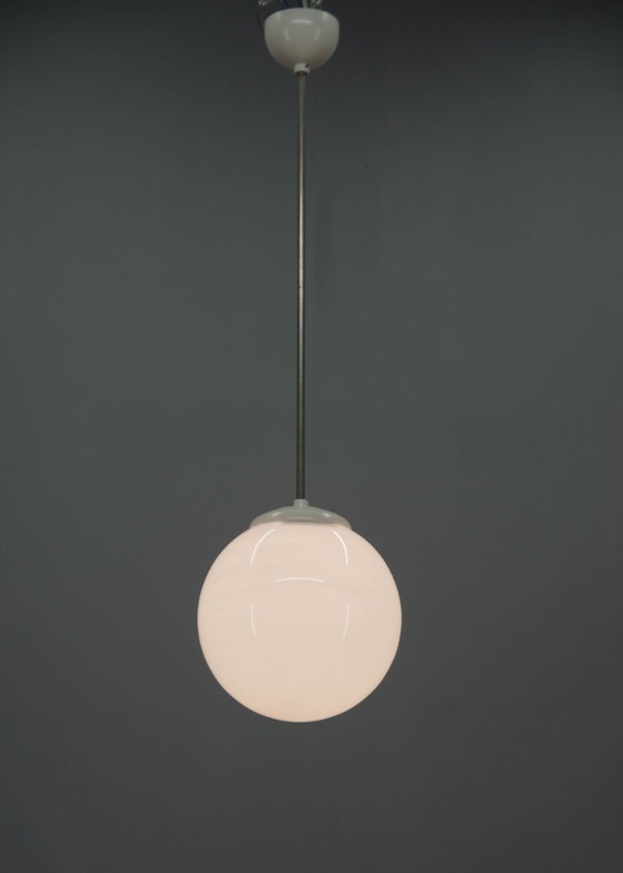 Image 1 of Hanglamp met opaalglazen bol uit de jaren 1940 | Vintage plafondlamp | Opnieuw bedraad