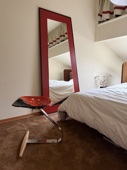 Highsnobiety x Zanotta Milan Design Week stoel chroom design kruk