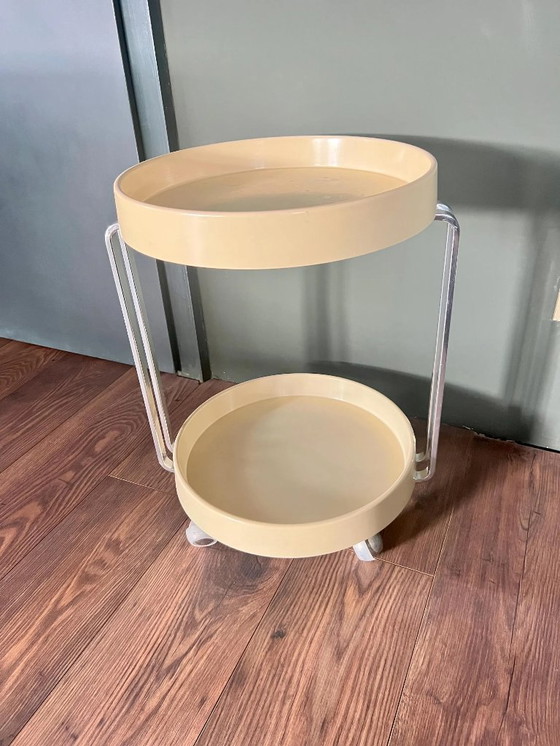 Image 1 of Original runder Space Age Servierwagen aus den 1970er Jahren auf vier Rollen, aus Chrom und massivem Holz mit Kunststoffüberzug.