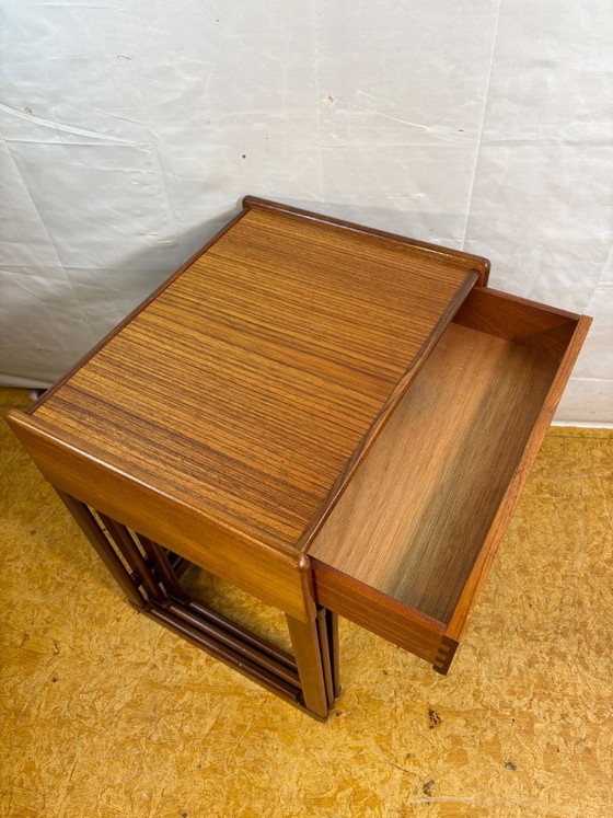 Tavolini impilabili vintage G Plan in teak | Anni '60 | Raro dettaglio del cassetto | Design britannico di (photo 5 of 9)