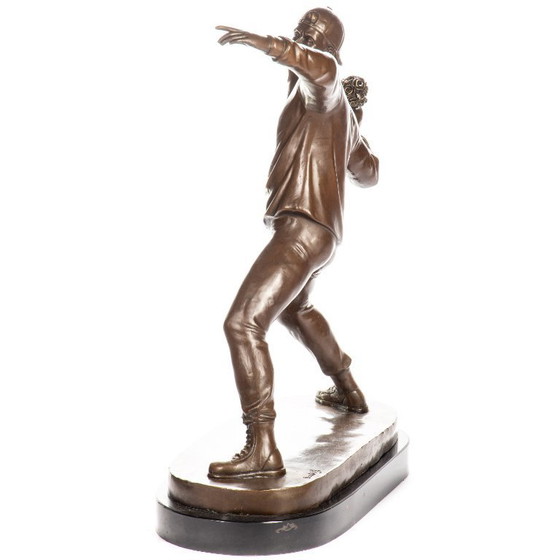 Image 1 of Statua in bronzo di Banksy lanciatore di fiori modello medio