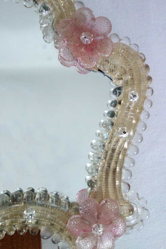 Image 1 of Specchio veneziano, in vetro soffiato di Murano, con motivi floreali e perline