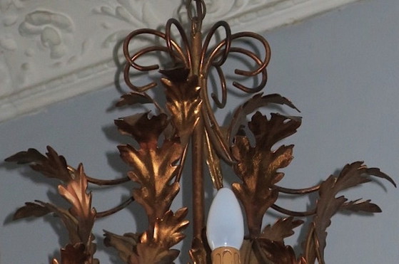 Gran lámpara de araña de ocho luces, de hojalata dorada patinada de mediados de siglo, diseñada por Hans (photo 10 of 10)