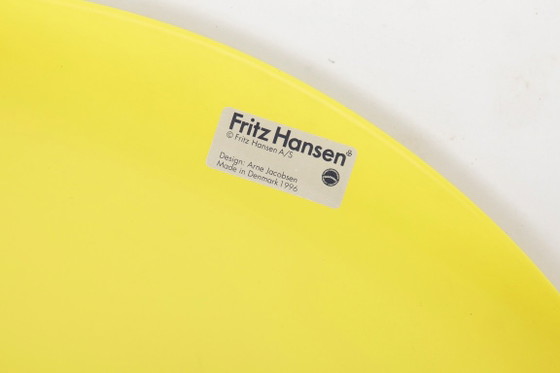 Chaise Arne Jacobsen Série 7 Modèle 3107 | Chaise de salle à manger jaune Fritz Hansen | Classique du design (photo 8 of 11)