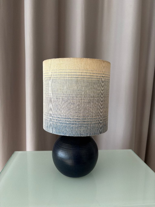 Lampe de table vintage en faïence d'atelier, style milieu du XXe siècle – Signée JM – Grès bleu – Abat-jour tissé d'origine