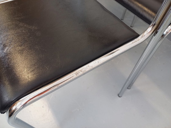 Image 1 of Suite de 6 chaises italiennes empilables vintage en métal chromé et skai noir des années 70 80