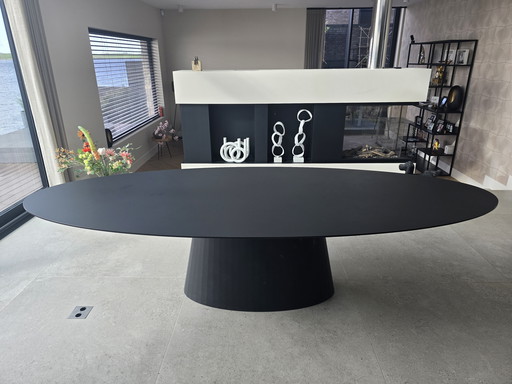 Table de salle à manger ovale avec plateau Fenix ​​noir et piètement en acier