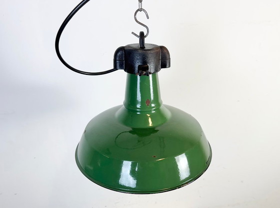 Image 1 of Industriële groene emaille fabriekshanglamp, jaren 60