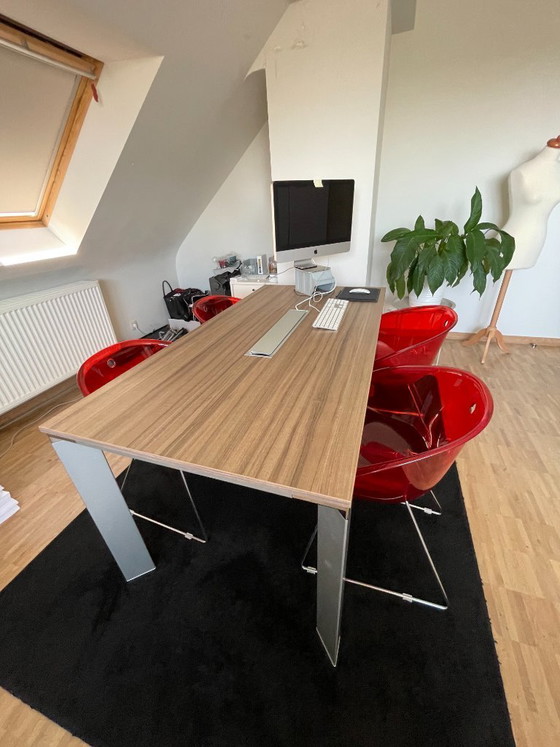 Image 1 of Vergadertafel met 4 rode design kuipstoelen – complete set