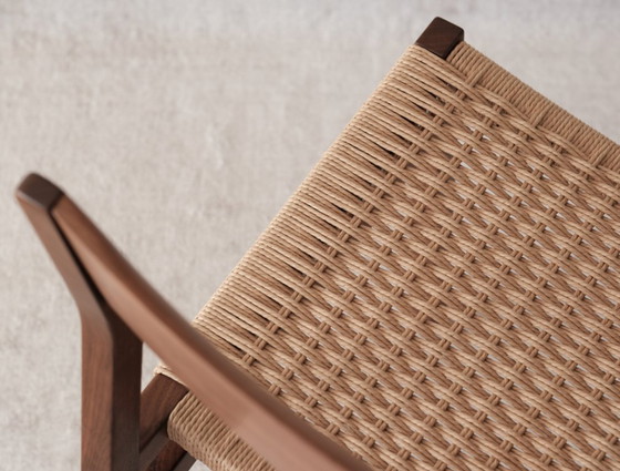 Image 1 of 2 sillas auxiliares Formosus Home, nogal, ratán y cordón de papel.