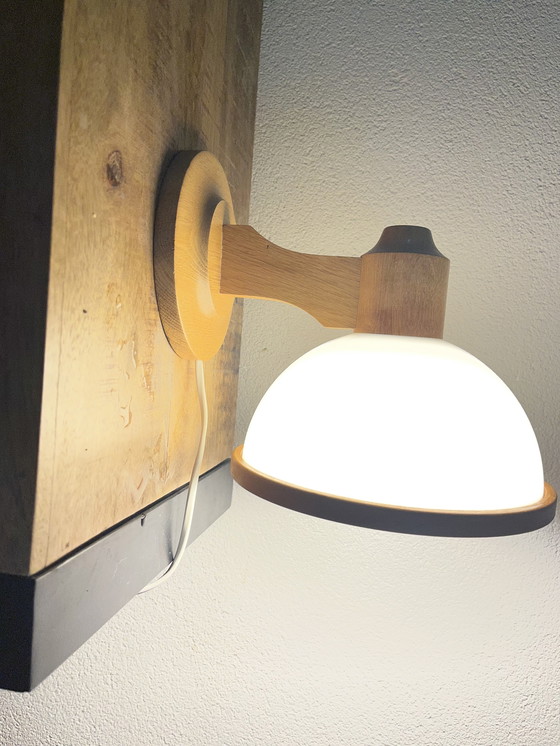 Image 1 of Lampada da parete vintage in legno chiaro con paralume in plastica